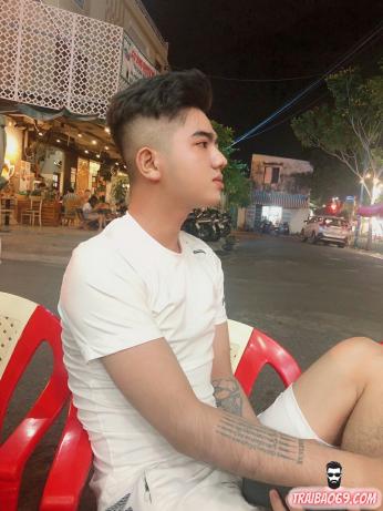 Boy teen hàng to vừa miệng - lông lá toàn thân