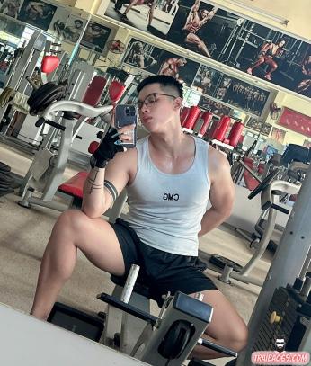 Boy cute cu to, mặt tươi trẻ - vui vẻ nhiệt tình