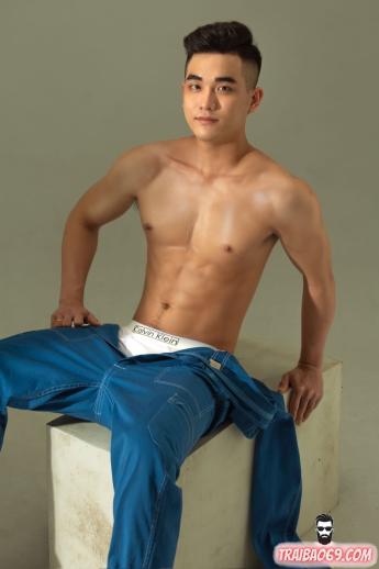Boy đẹp trai cu to, da trắng mặt có duyên - body gym slim ưa nhìn